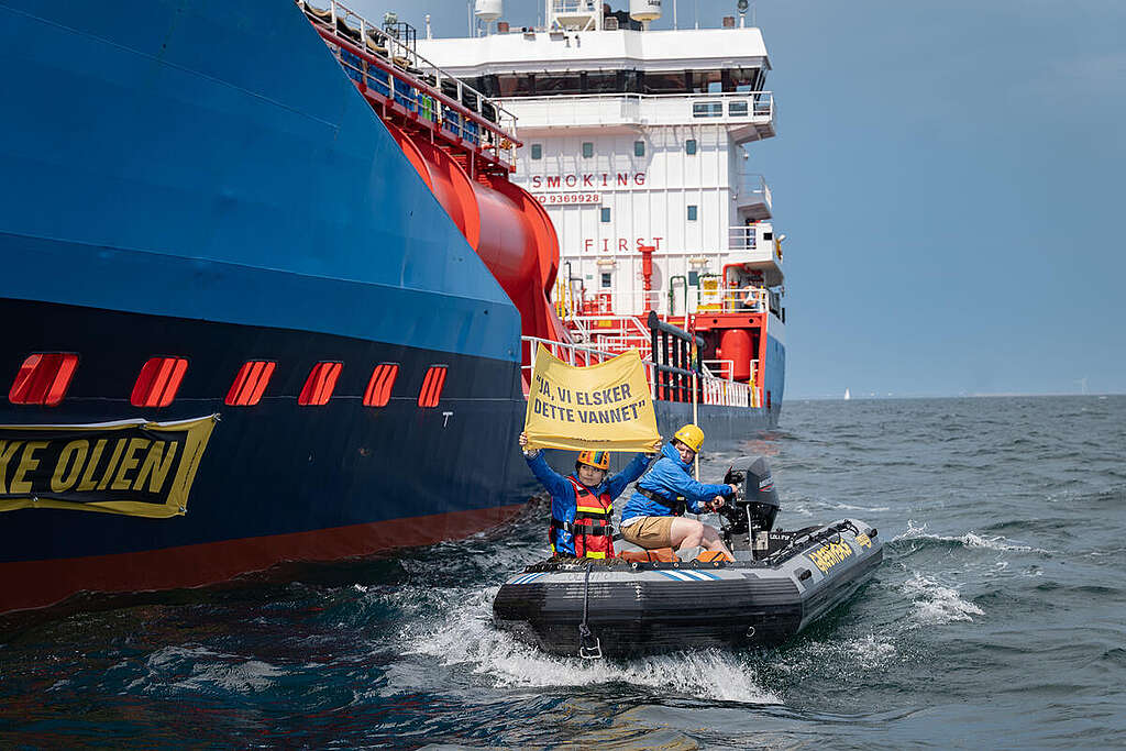 Aktivister blokkerer skipet Boyne utenfor Danmark, i en protest mot eksport av norsk oljevann til Danmark. Aktivist holder banner med teksten "Ja, vi elsker dette vannet".