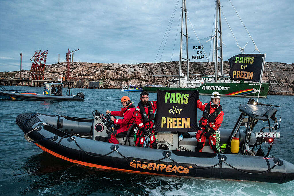 I en Greenpeace-aksjon i 2020 hindret aktivister alle oljetankskip fra å komme seg til og fra oljeraffineriet Preemraff i Lysekil i Sverige. © Andrew McConnell / Greenpeace