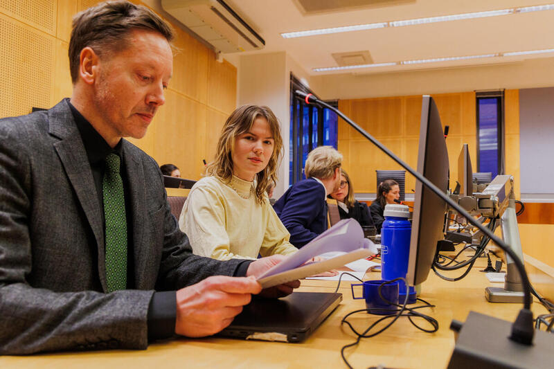 Frode Pleym og Gina Gylver i Oslo tingrett under klimasøksmålet.