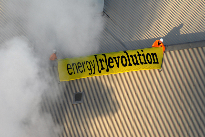 Greenpeaceaktivister på toppen av et kullkraftverk i Australia med banneret "Energy [R]evolution." De oppfordrer til at energisektoren må gjennom en revolusjon, og bli mer fornybar.