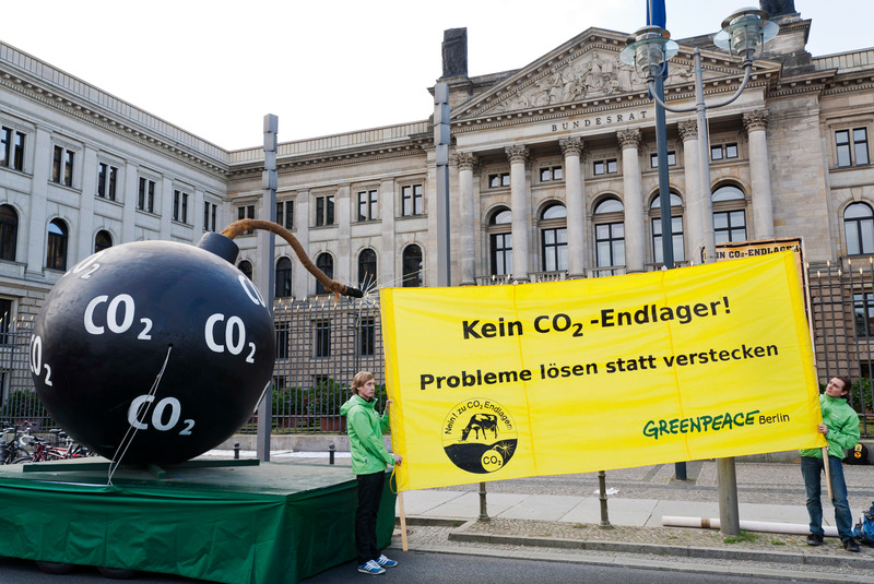Greenpeaceaktivister i Berlin protesterer foran Det tyske forbundsrådet mot CO2-lagring under bakken. På banneret står det "Kein CO2-Endlager! Probleme lösen statt verstecken" som på norsk betyr "Ingen CO2-lagring! Løs problemene i stedet for å gjemme dem," hvor de sikter til at å lagre CO2 under bakken ikke løser problemet med CO2-utslipp.