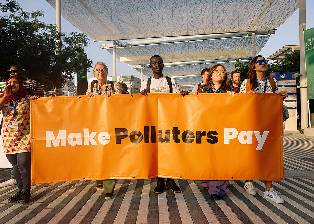 Frivillige organisasjoner og grasrotorganisasjoner marsjerer for klimarettferdighet og menneskerettigheter på den globale aksjonsdagen på COP28 i Dubai. 
© Greenpeace / Marie Jacquemin