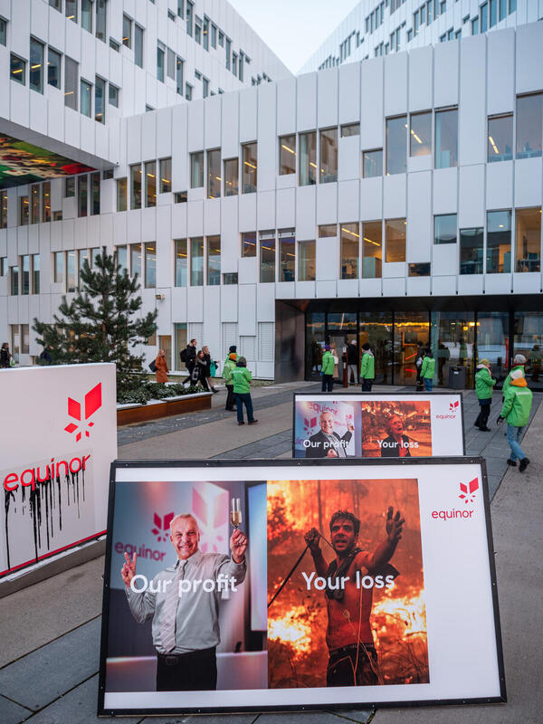 Greenpeace-aksjon utenfor Equinors kontorer på Fornebu samme dag som Equinor legger fram sine resultater for 2023.
