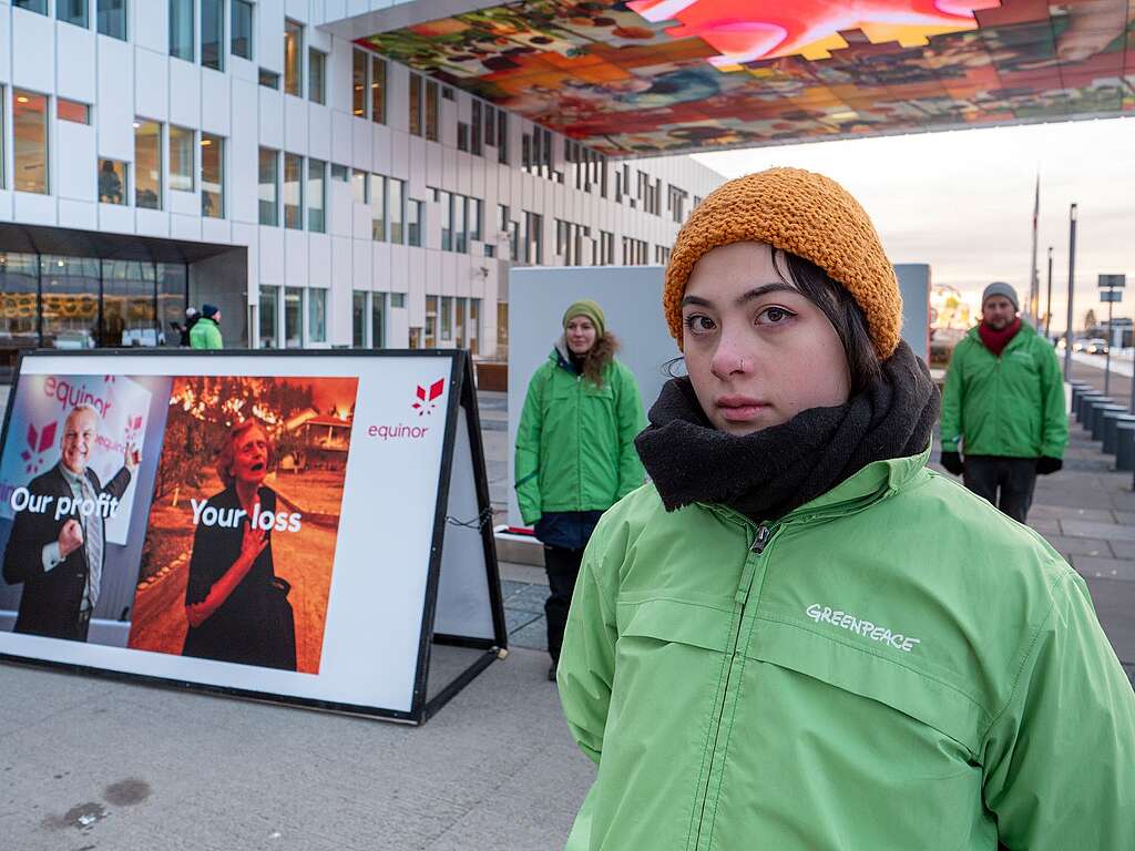 Greenpeace-aksjon utenfor Equinors kontorer på Fornebu samme dag som Equinor legger fram sine resultater for 2023.