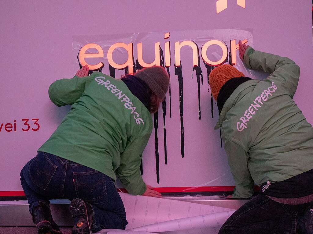 Greenpeace-aksjon utenfor Equinors kontorer på Fornebu. Aktivistene festet klistremerker over Equinors logo, slik at logoen fremstilles som om den drypper olje. 