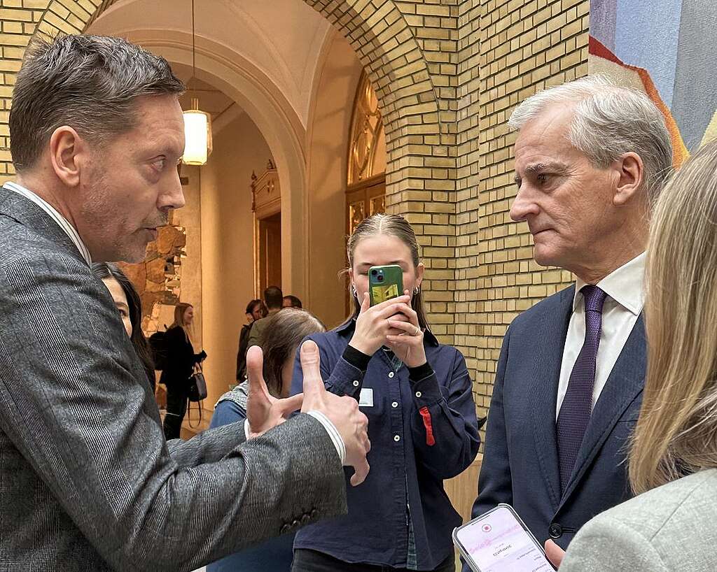 Frode Pleym, leder i Greenpeace Norge, konfronterer statsminister Jonas Gahr Støre etter spørretimen på Stortinget.