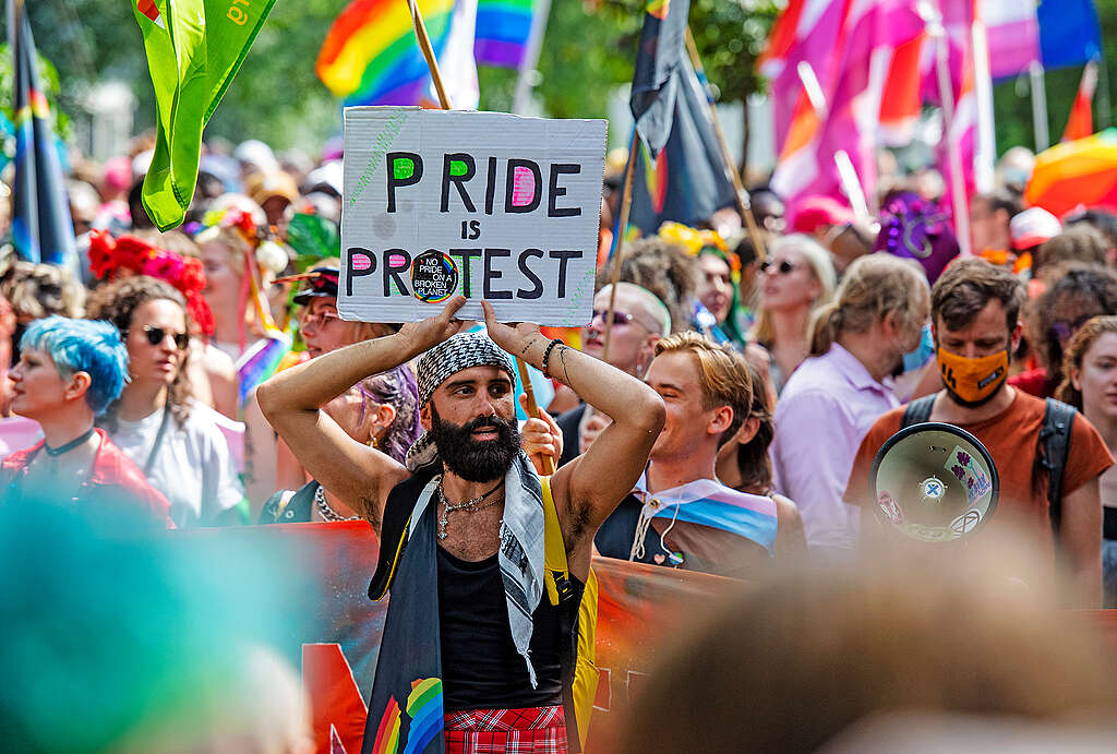 Ansatte og frivillige i Greenpeace i Nederland protesterer her i en Pride-parade i Amsterdam. 