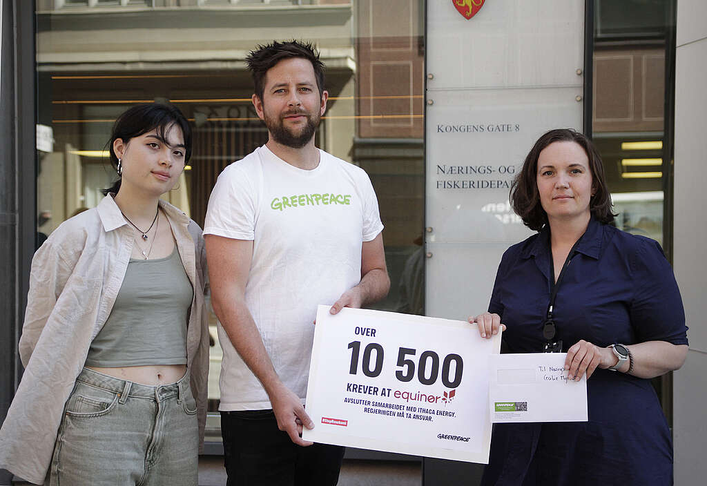 Greenpeace-aktivist og nestleder i Greenpeace overleverer underskriftkampanen til Næringsdepartementet. Foto: Jenny Marie Baksaas / Greenpeace