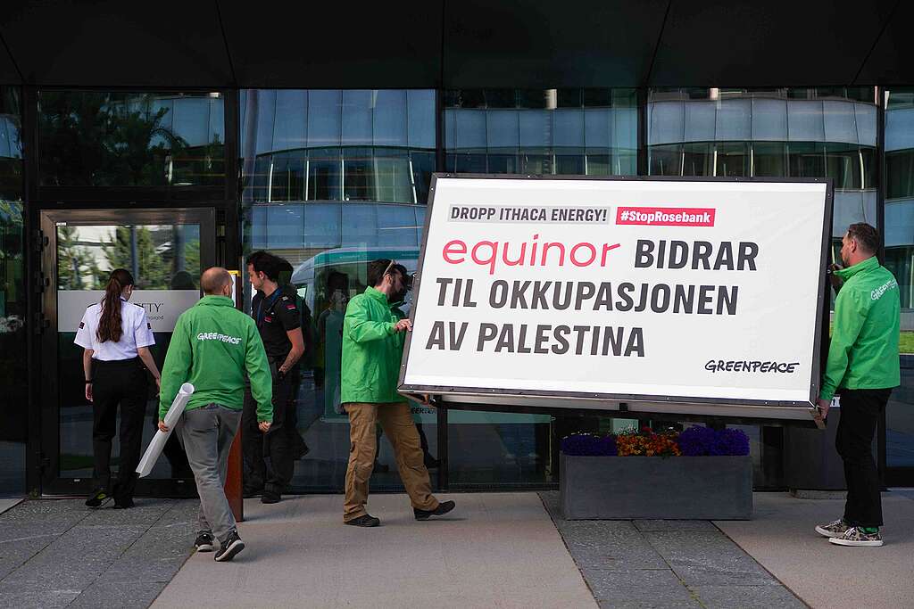 Greenpeace aksjonerer mot Equinor på Fornebu og har satt opp et stort skilt utenfor hovedinngangen med teksten "Equinor bidrar til okkupasjonen av Palestina".