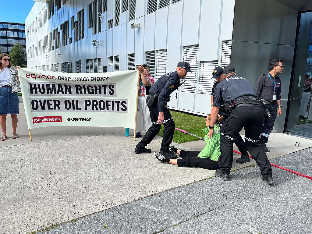 Politiet bærer bort Greenpeace-aktivister fra Equinors kontorer etter en over ni timer lang okkupasjon.