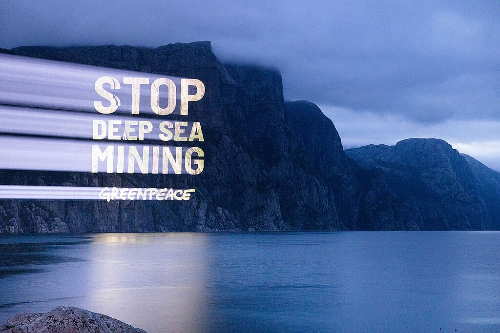 Greenpeace projiserte lysbilder med teksten «Stopp gruvedrift på havbunnen» på en fjellvegg i Lysefjorden.