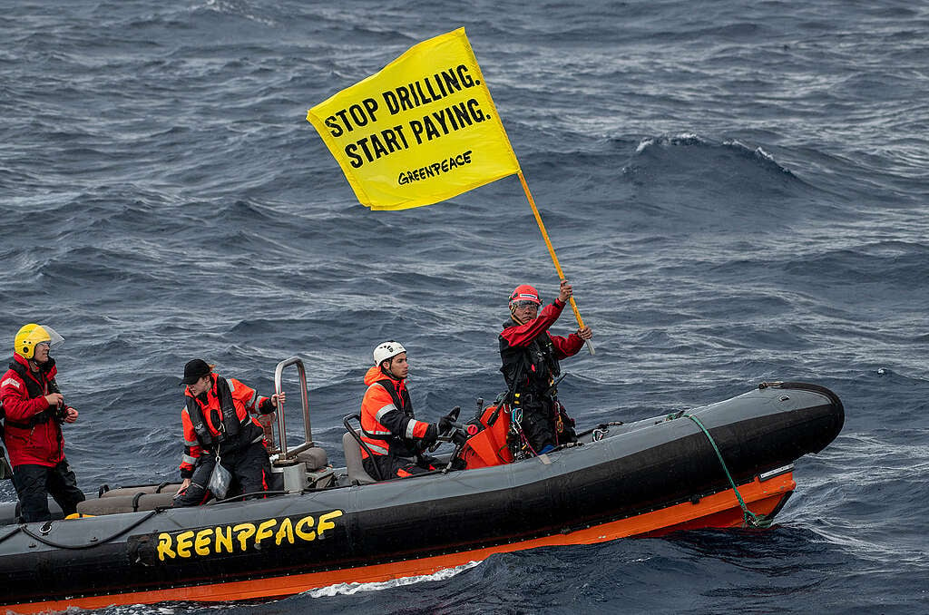 Greenpeace-aktivister på vei mot en av Shells oljeplattformer, for å kreve at oljeselskapet stanser drilling etter olje, og isteden betaler for ødeleggelsene de er ansvarlige for. 