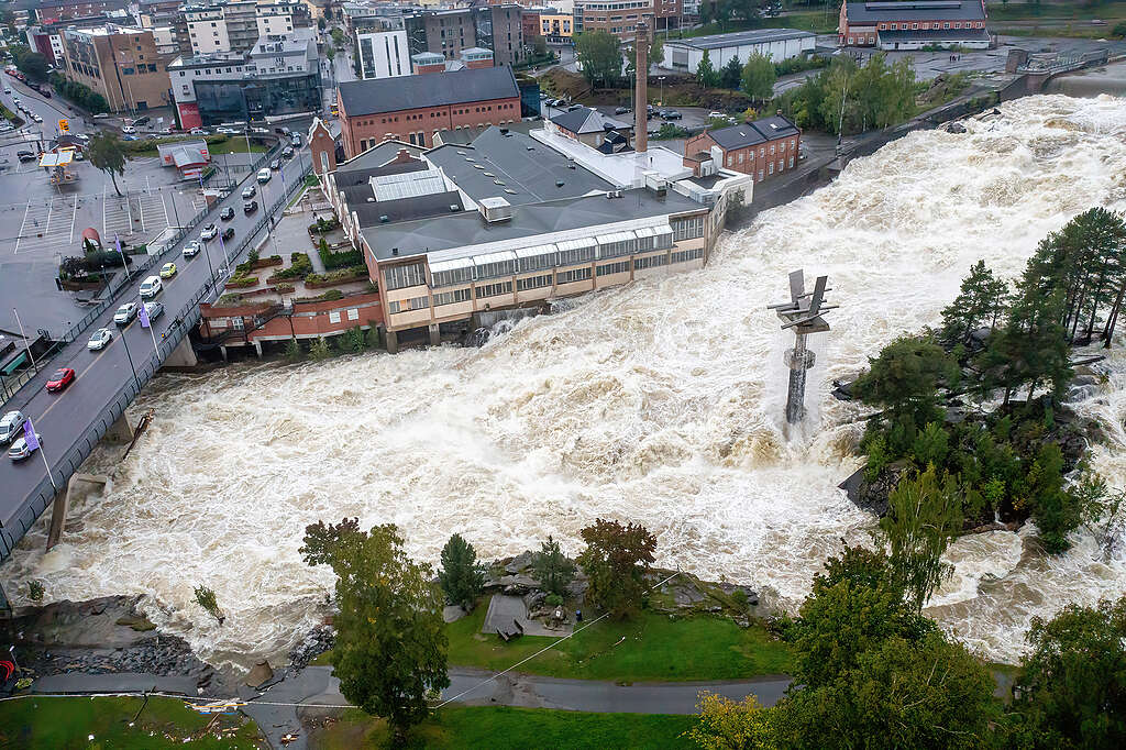 Ekstremværet Hans herjet i Sør-Norge sommeren 2023.  Avbildet er Hønefoss sentrum, hvor vannstanden var ekstremt høy og førte til store skader og ødeleggelser på infrastruktur. © Greenpeace / Jason White