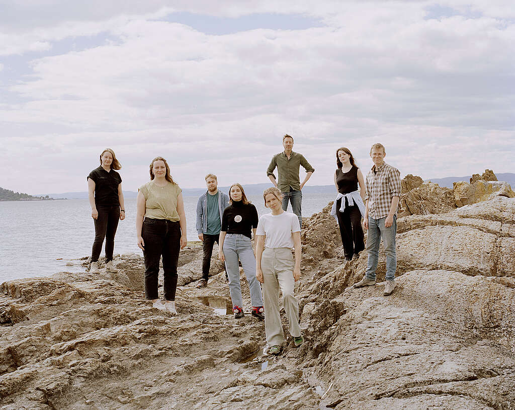 De individuelle saksøkerne bak klagen er Ella Marie Hætta Isaksen, Ingrid Skjoldvær, Gaute Eiterjord, Gina Gylver, Lasse Eriksen Bjørn og Mia Chamberlain. 