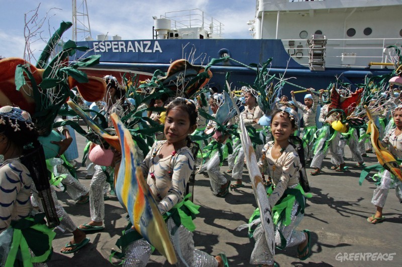 Welcome in Cebu city for Greenpeace ship Esperanza and her crew from local children.