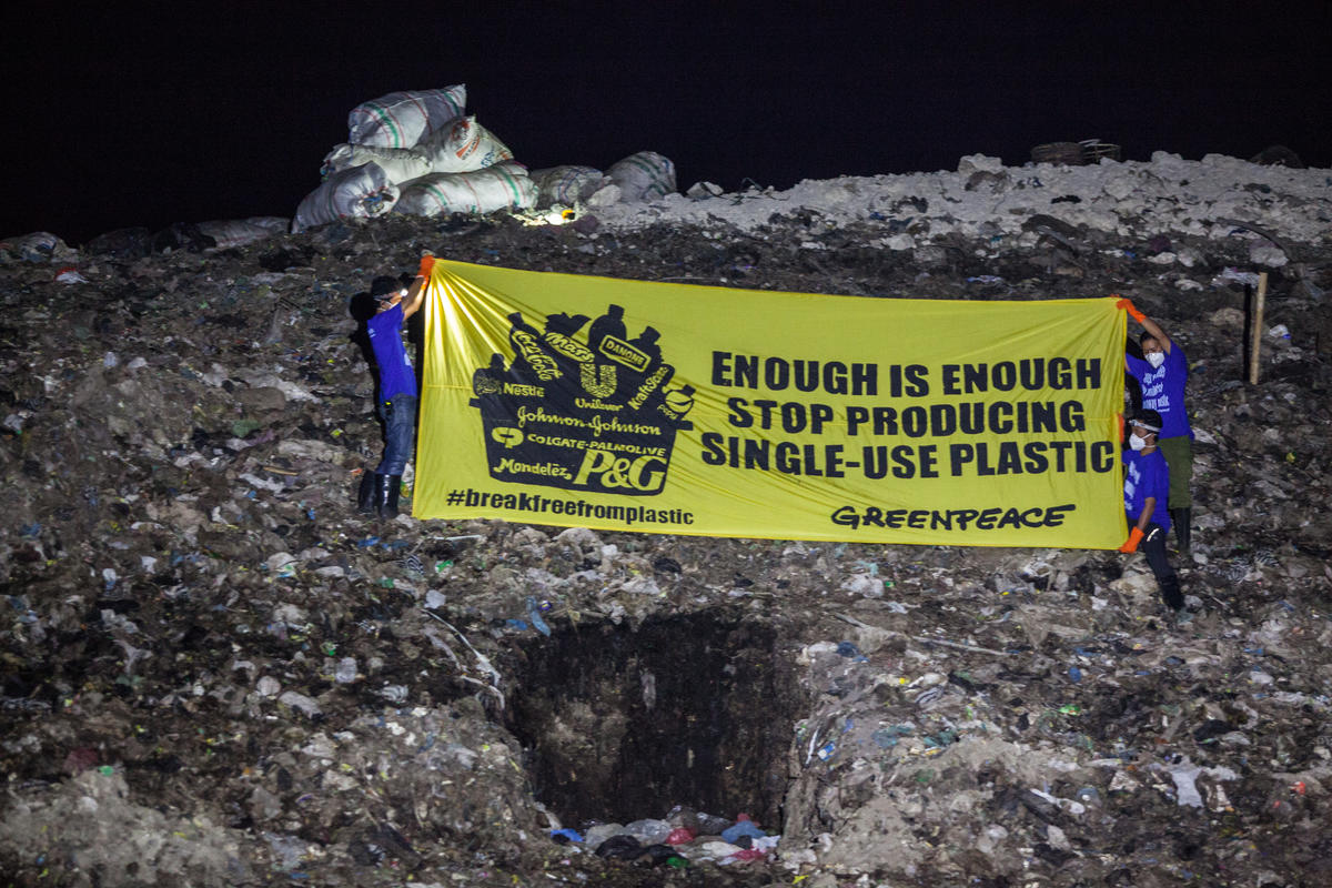 Single Use Plastic Projection in Bali. © Jurnasyanto Sukarno / Greenpeace