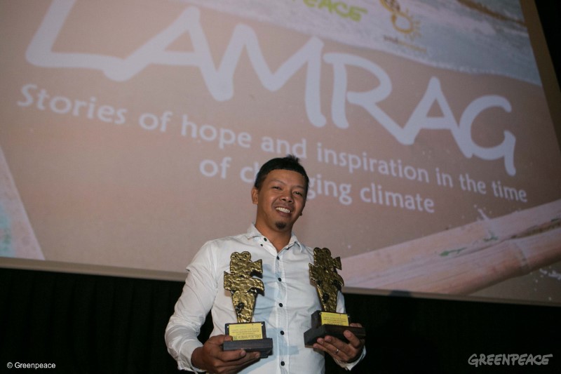 Grand winner Jonas Juntilla for the film "Gugmang Walay Sukod" receives the Best human portrait award and Best Picture for the first Climate Justice Film Festival "Lamrag: Stories of hope and inspiration in the time of changing climate,” organised by Greenpeace Southeast Asia and Sinerahan at Cinema 12 of SM Megamall on Saturday, April 22. Greenpeace