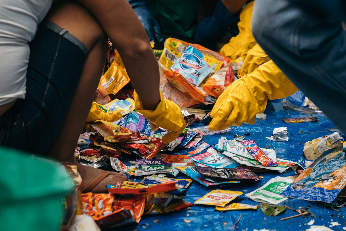 Plastic Clean Up and Brand Audit Activity in the Philippines. © Greenpeace