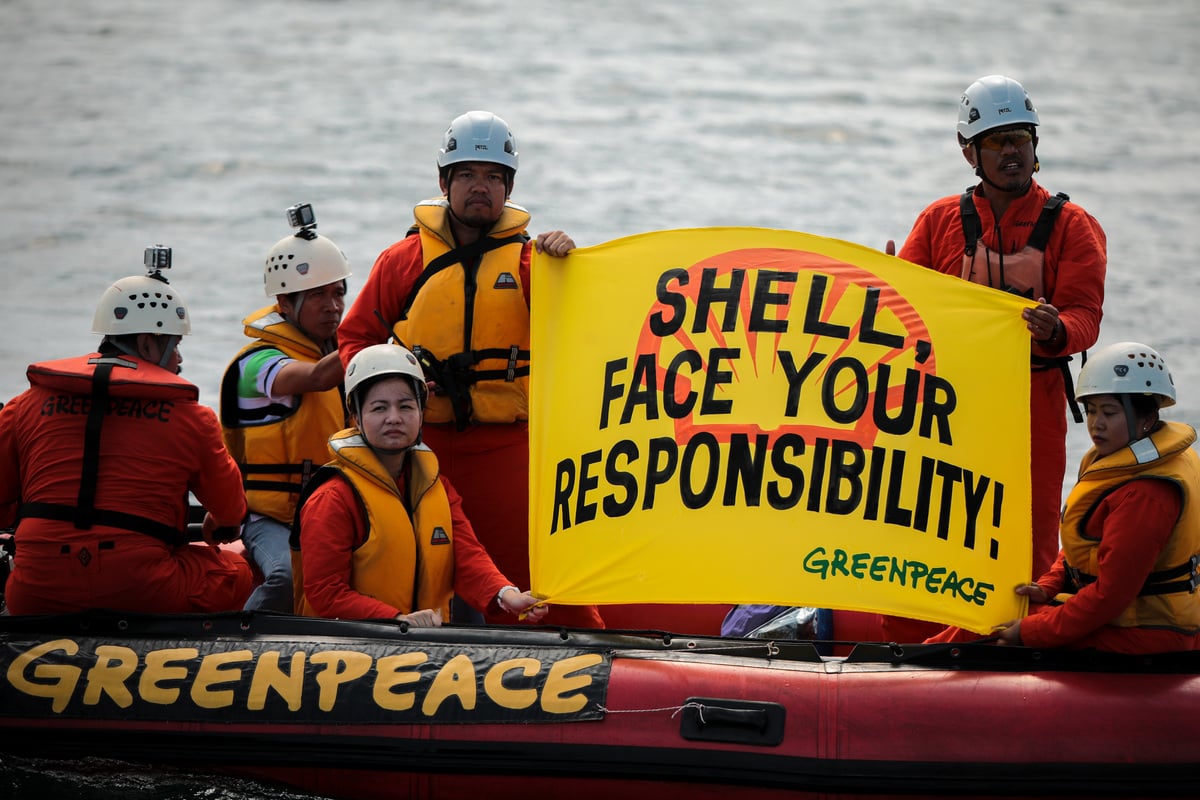 Action at Shell's Batangas Oil Refinery in the Philippines. © Jilson Tiu / Greenpeace