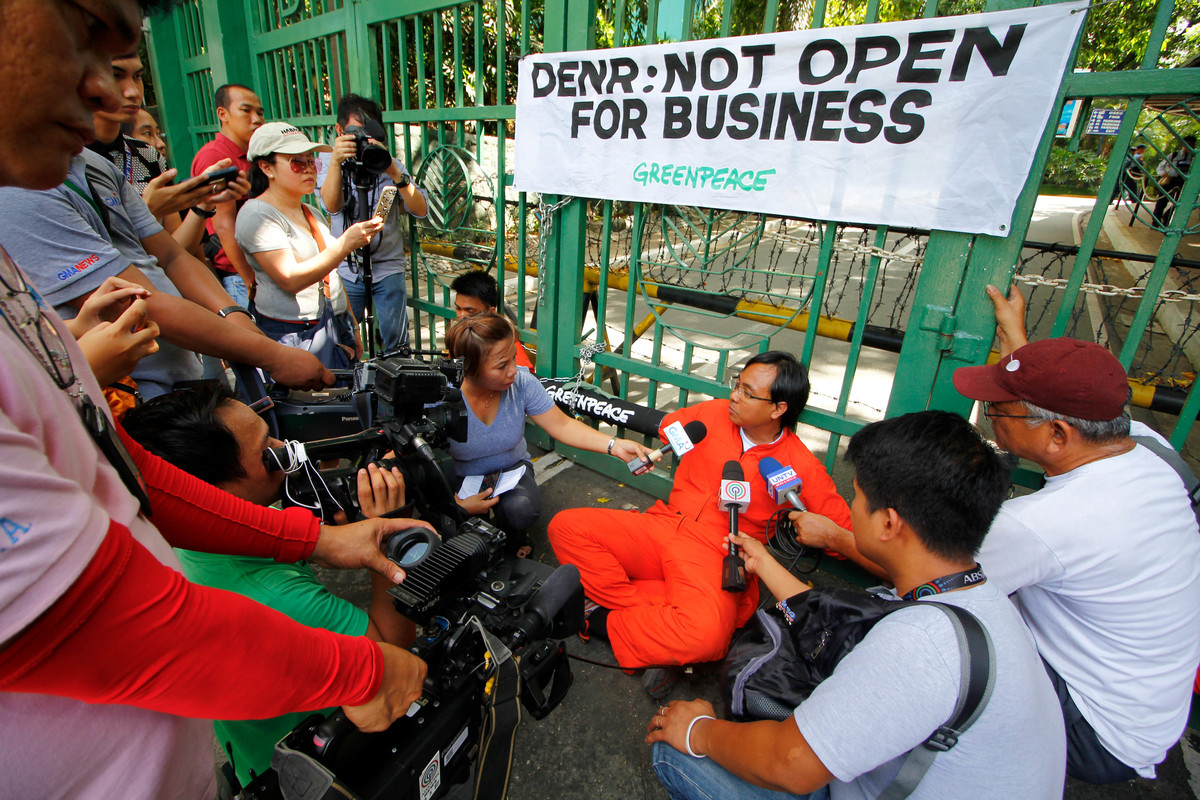 Blockade at the DENR Office in Quezon City. © Jimmy Domingo / Greenpeace