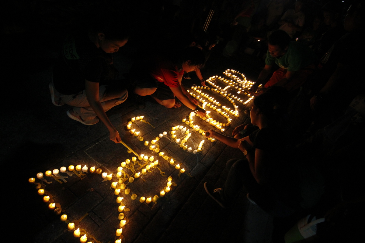 Candlelight Activity at the DENR Office in Quezon City. © Jimmy Domingo / Greenpeace