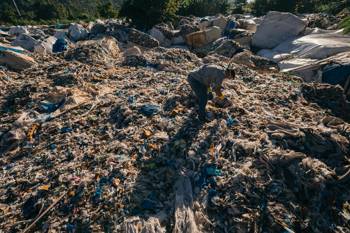 Misdeclared Korean Plastic Waste Dumped in Philippines. © Jilson Tiu / Greenpeace