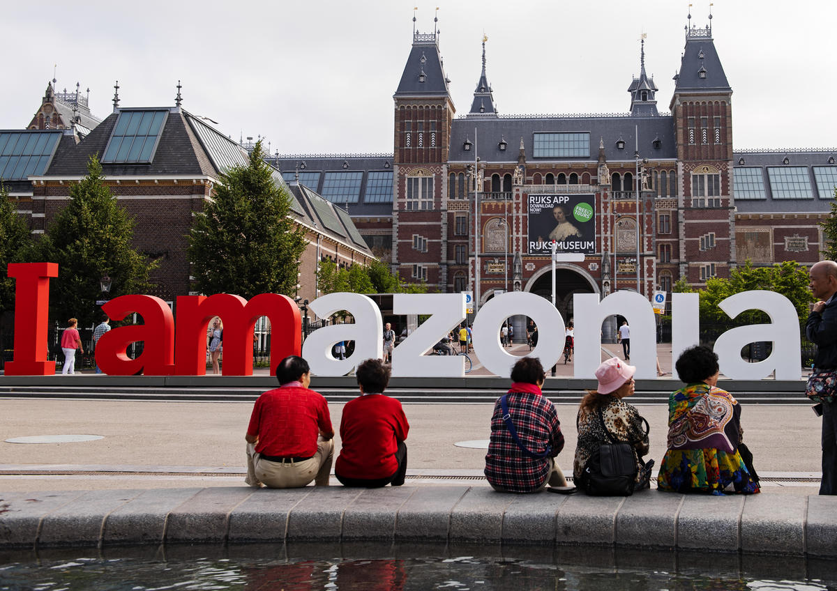 Greenpeace turns world-famous ‘iAmsterdam’ sign into solidarity message to save Amazon. © Marten  van Dijl / Greenpeace