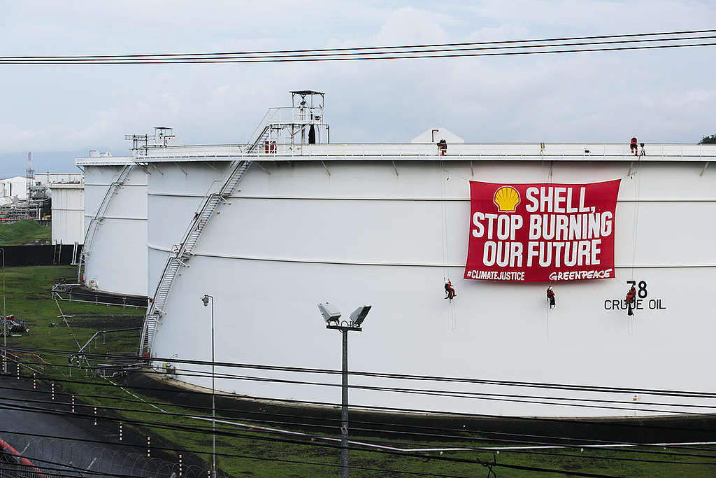 Protest at Shell Depot in Batangas, Philippines. © Geric Cruz / Greenpeace