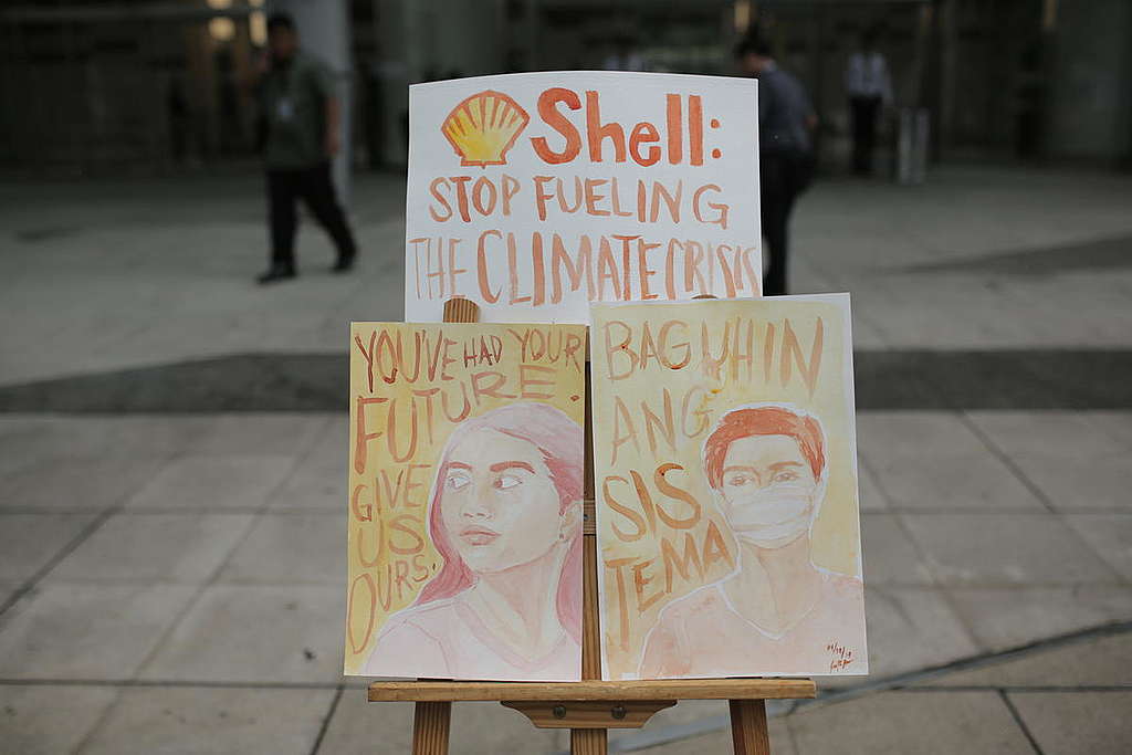Lone Protester at Shell's Headquarter in Manila. © Geric Cruz / Greenpeace