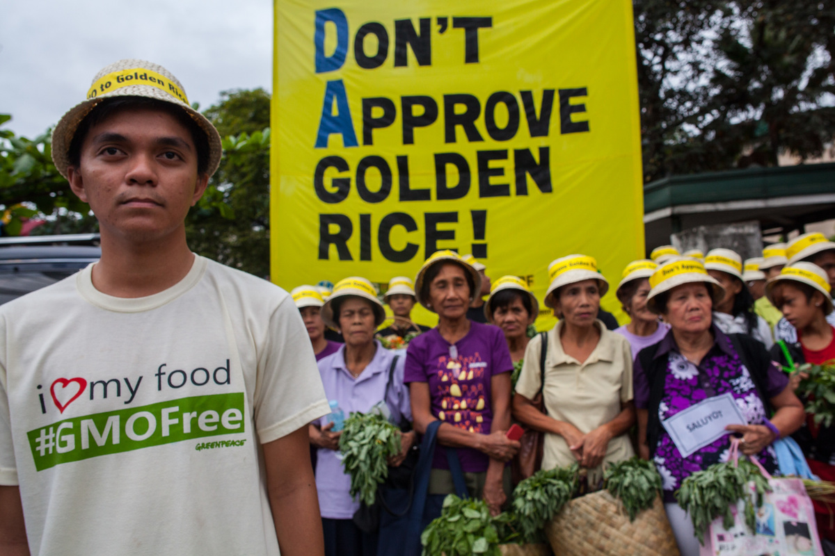 Action at the Department of Agriculture in Quezon City. © Luis Liwanag / Greenpeace