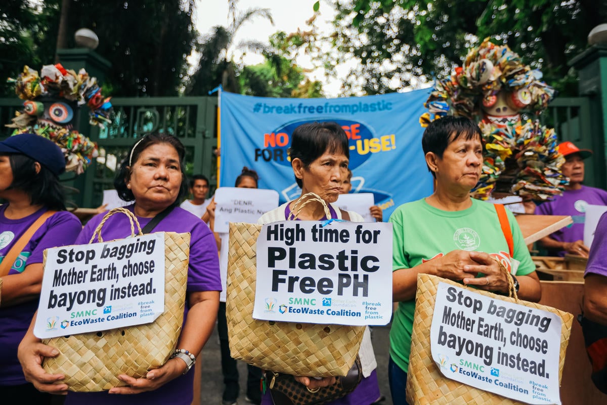 Plastic Waste Delivery at the DENR in Manila. © Jilson Tiu / Greenpeace