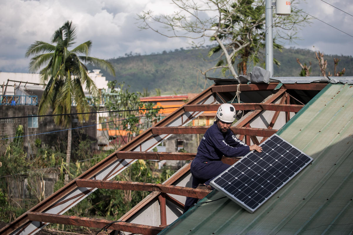 Solar Installation in Polangui, Albay. © Basilio H. Sepe / Greenpeace