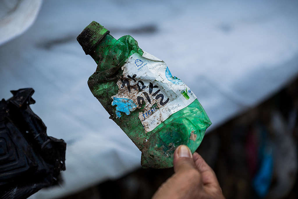 Misdeclared Mixed Waste Shipped Back to South Korea from the Philippines. © Geric Cruz / Greenpeace