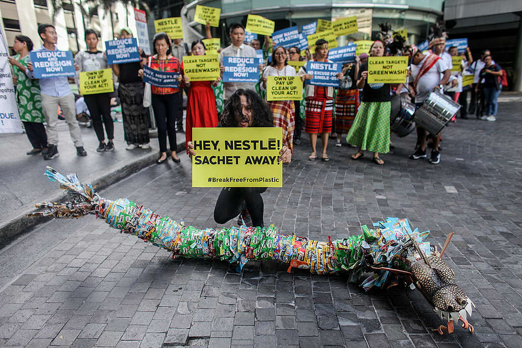 Activists March at Nestle HQ in the Philippines. © Basilio H. Sepe / Greenpeace