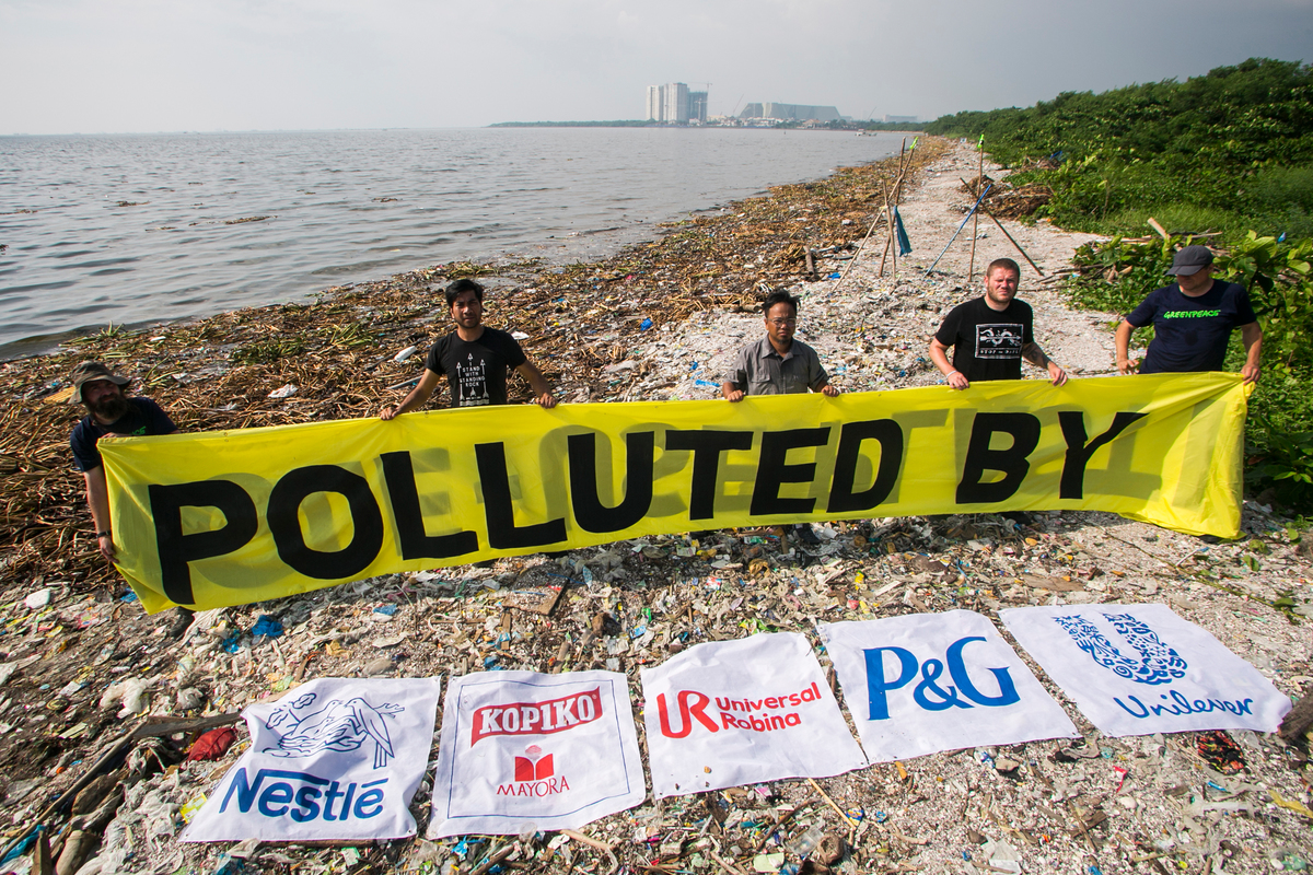 Freedom Island Waste Clean-up and Brand Audit in the Philippines. © Biel Calderon / Greenpeace