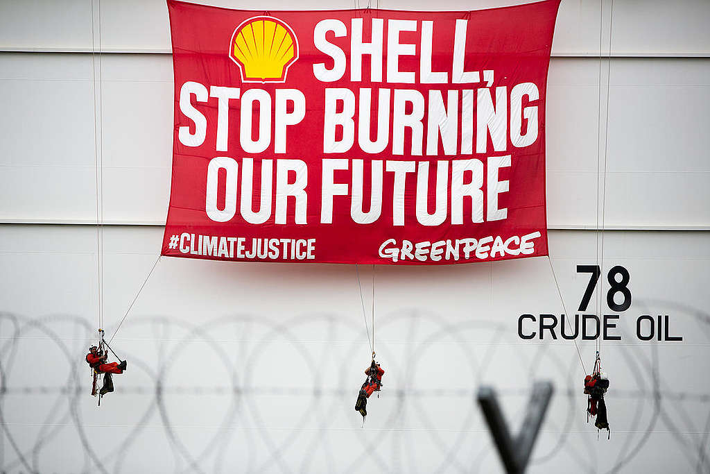 Protest at Shell Depot in Batangas, Philippines. © Geric Cruz / Greenpeace