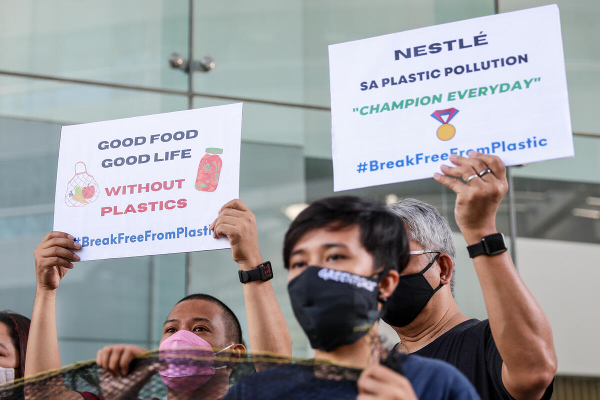Protest at Nestle Headquarters in Manila. © Basilio H. Sepe / Greenpeace