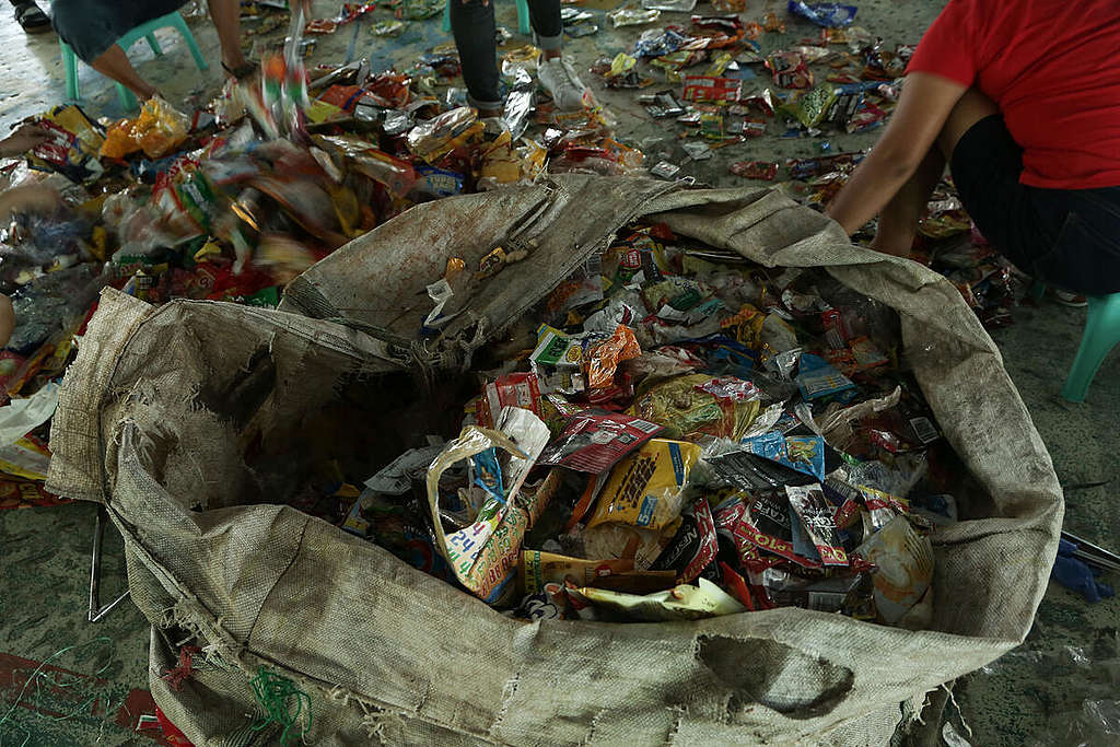 Plastic Waste Brand Audit in Cavite. © Grace Duran-Cabus / Greenpeace
