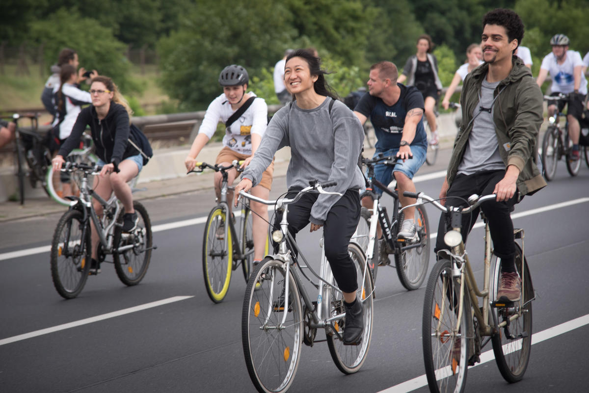 Mass Bike Ride on Motorway in Berlin. © Ruben Neugebauer / Greenpeace