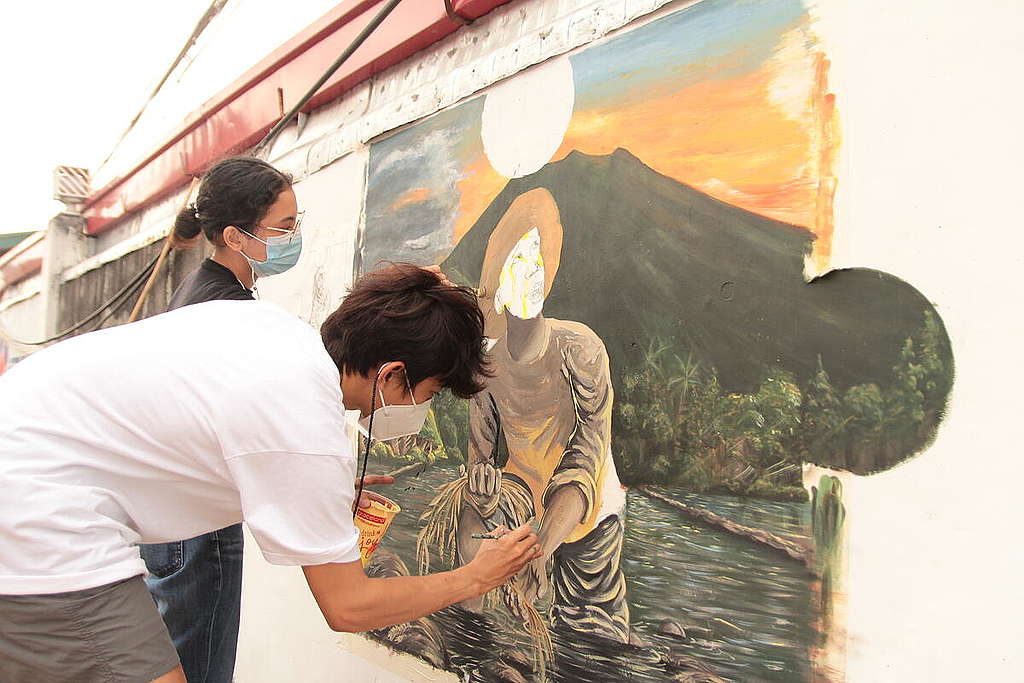 Mural Painting Activity in Iriga. © Jaime Coralde / Greenpeace