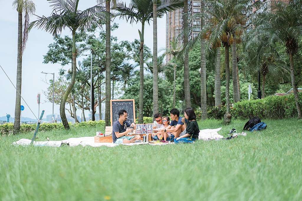 A family having a picnic in a park. © Patrick Cho / Greenpeace © Patrick Cho / Greenpeace