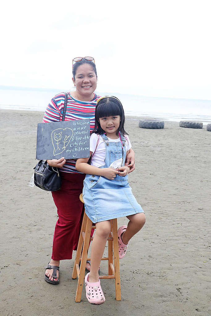 A mother and daughter pose for photo during the Paraw regatta festival in Iloilo City.  © Ernesto Villanueva / Greenpeace © Ernesto Villanueva / Greenpeace