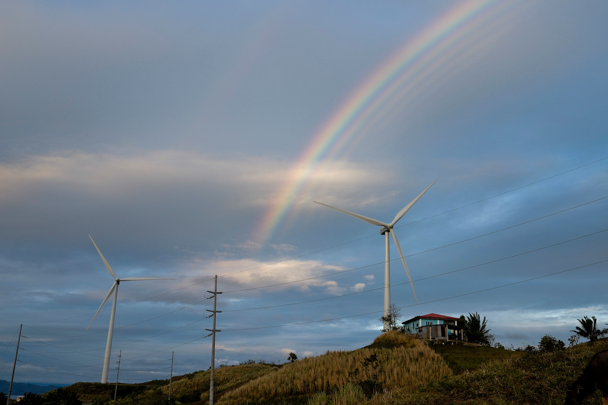 Rainbow above Wind Farm in Pililia Rizal. © Veejay Villafranca / Greenpeace