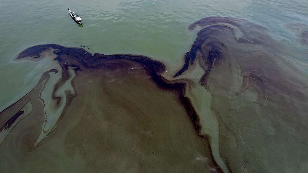 Oilspill from Capsized Oil Tanker MT Terranova in Bulacan. © Noel Celis / Greenpeace