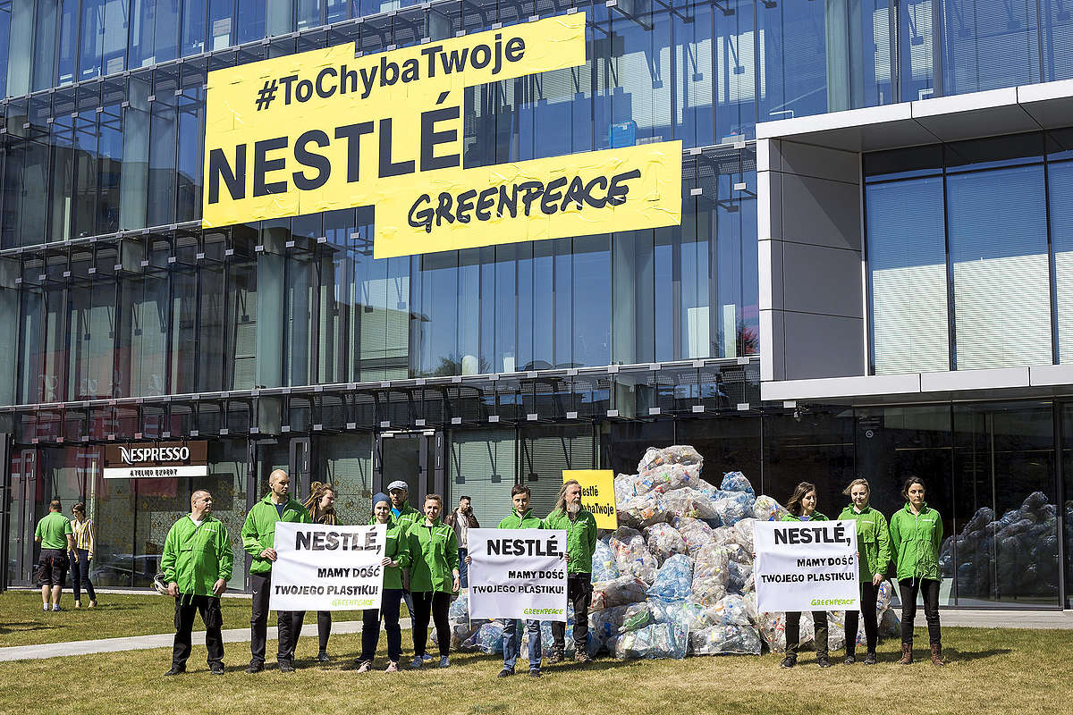 Akcja przeciwko plastikowi pod siedzibą Nestle w Warszawie