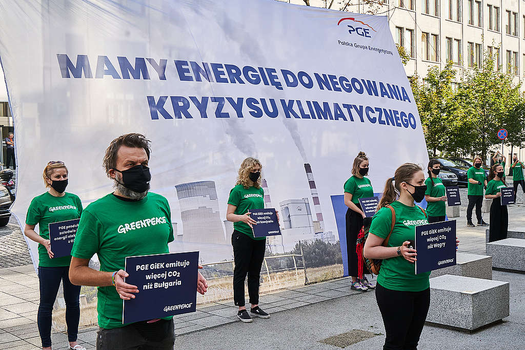 Dziś rano aktywistki i aktywiści Greenpeace pojawili się przed siedzibą PGE z ośmiometrowym transparentem na którym znalazła się przerobiona reklama koncernu z hasłem - Mamy energię do negowania kryzysu klimatycznego. Akcja jest komentarzem do oficjalnej odpowiedzi spółki córki PGE - PGE GiEK - na pozew klimatyczny fundacji Greenpeace, w której największy niszczyciel klimatu w Polsce zaprzecza naukowemu konsensusowi w sprawie zmiany klimatu. Aktywistki i aktywiści domagają się od prezesa PGE Wojciecha Dąbrowskiego wzięcia odpowiedzialności za strategię całej grupy PGE i pilnego wyznaczenia daty odejścia PGE od węgla na rok 2030. 