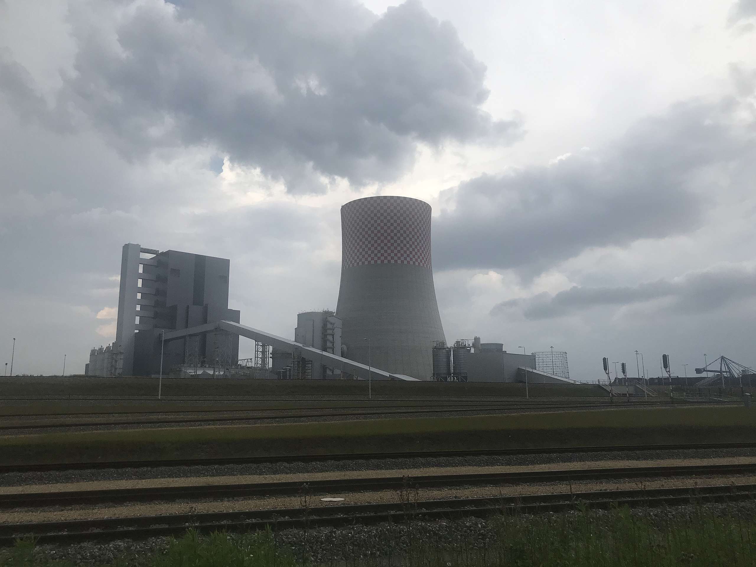 Elektrownia węglowa Jaworzno, nowy blok 910 MW otwarty w 2020 roku.
