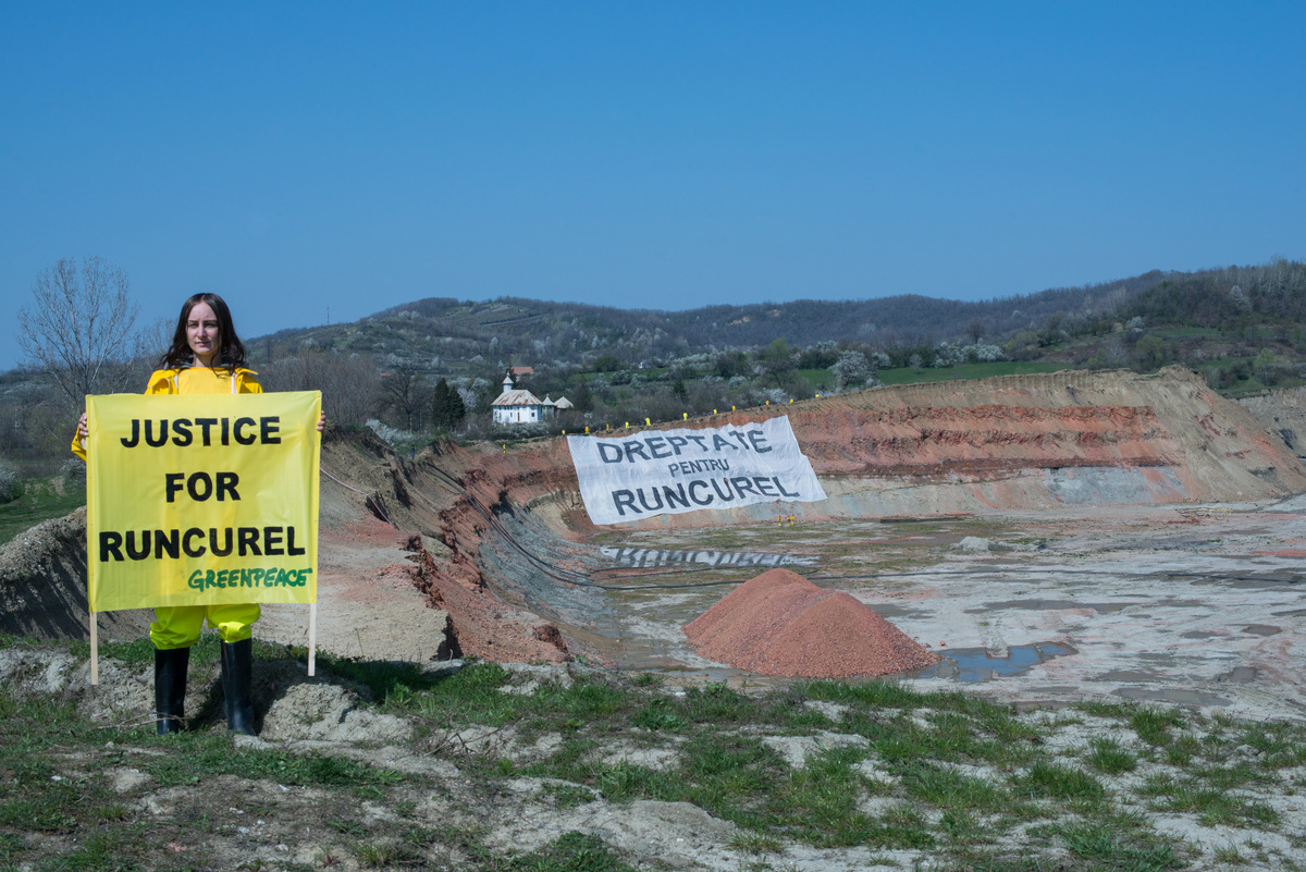 Protest against Abusive Expropriations for Expansion of Open-pit Coal Mine in Romania. © Mircea Topoleanu / Greenpeace