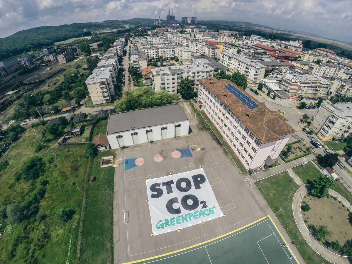 Greenpeace România a instalat pe o școală din orașul minier Rovinari panouri fotovoltaice pentru a arăta că există alternative la cărbune.