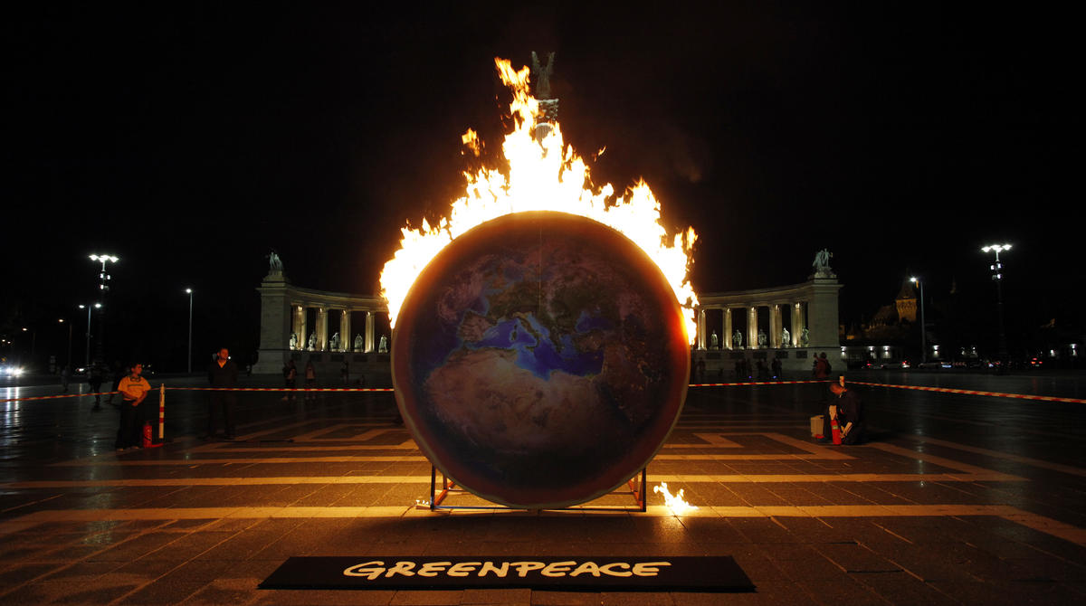 Burning Earth Action in Budapest. © Bence Jardany / Greenpeace